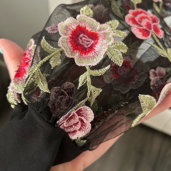 Pretty 🌸VENUS low cut top 🌸 - Picture 2 of 6